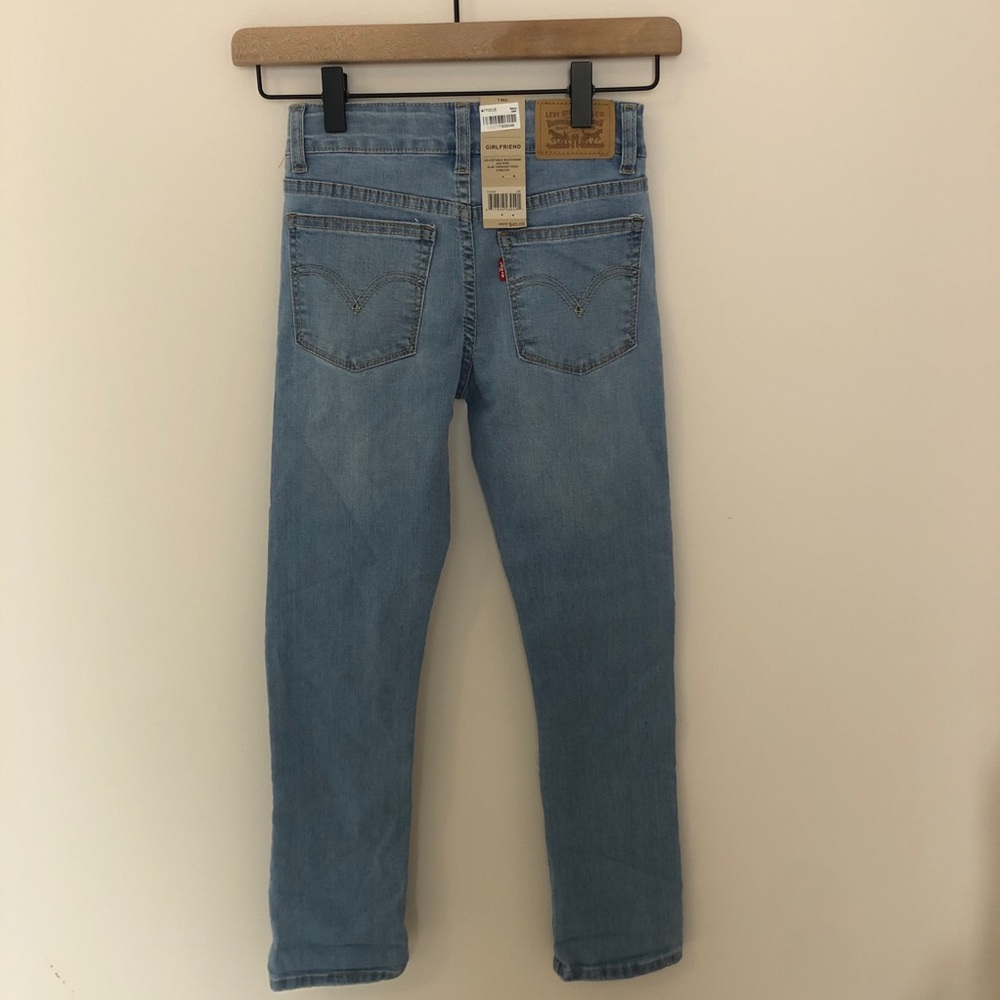 Girls Levi’s Girlfriend Fit Jeans - Picture 3 of 4
